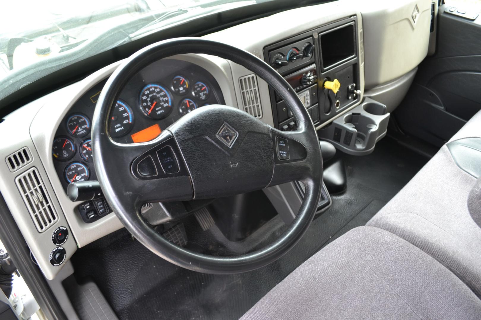 2018 WHITE /BLACK INTERNATIONAL 4300 with an CUMMINS ISB 6.7L 240HP engine, ALLISON 2500RDS AUTOMATIC transmission, located at 9172 North Fwy, Houston, TX, 77037, (713) 910-6868, 29.887470, -95.411903 - Photo#19